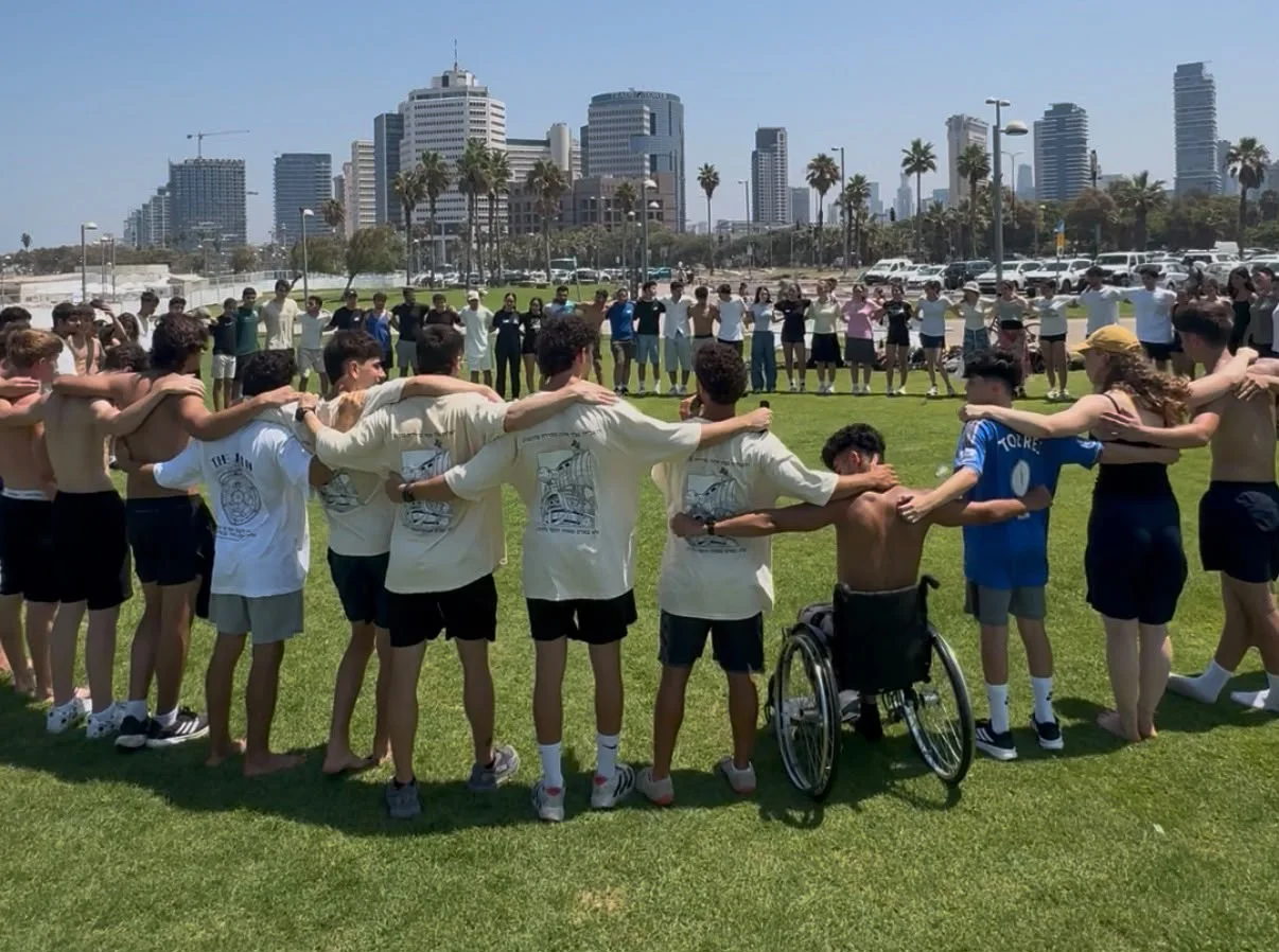 מעגל של עשרות בני נוער במפגש האחרון של אושר בתל אביב